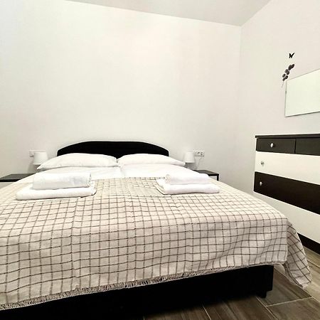 Villa Sagosde With Swimming Pool And Mini Golf Zagvozd Esterno foto