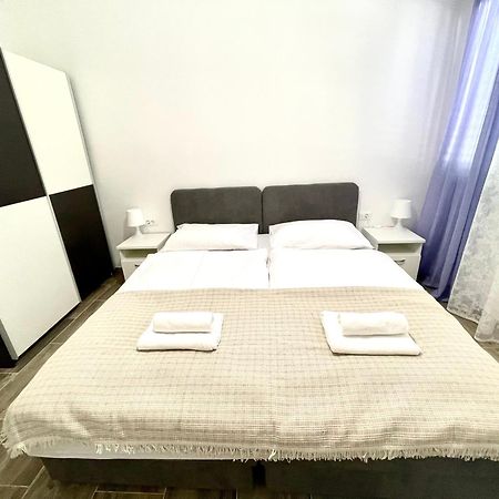Villa Sagosde With Swimming Pool And Mini Golf Zagvozd Esterno foto