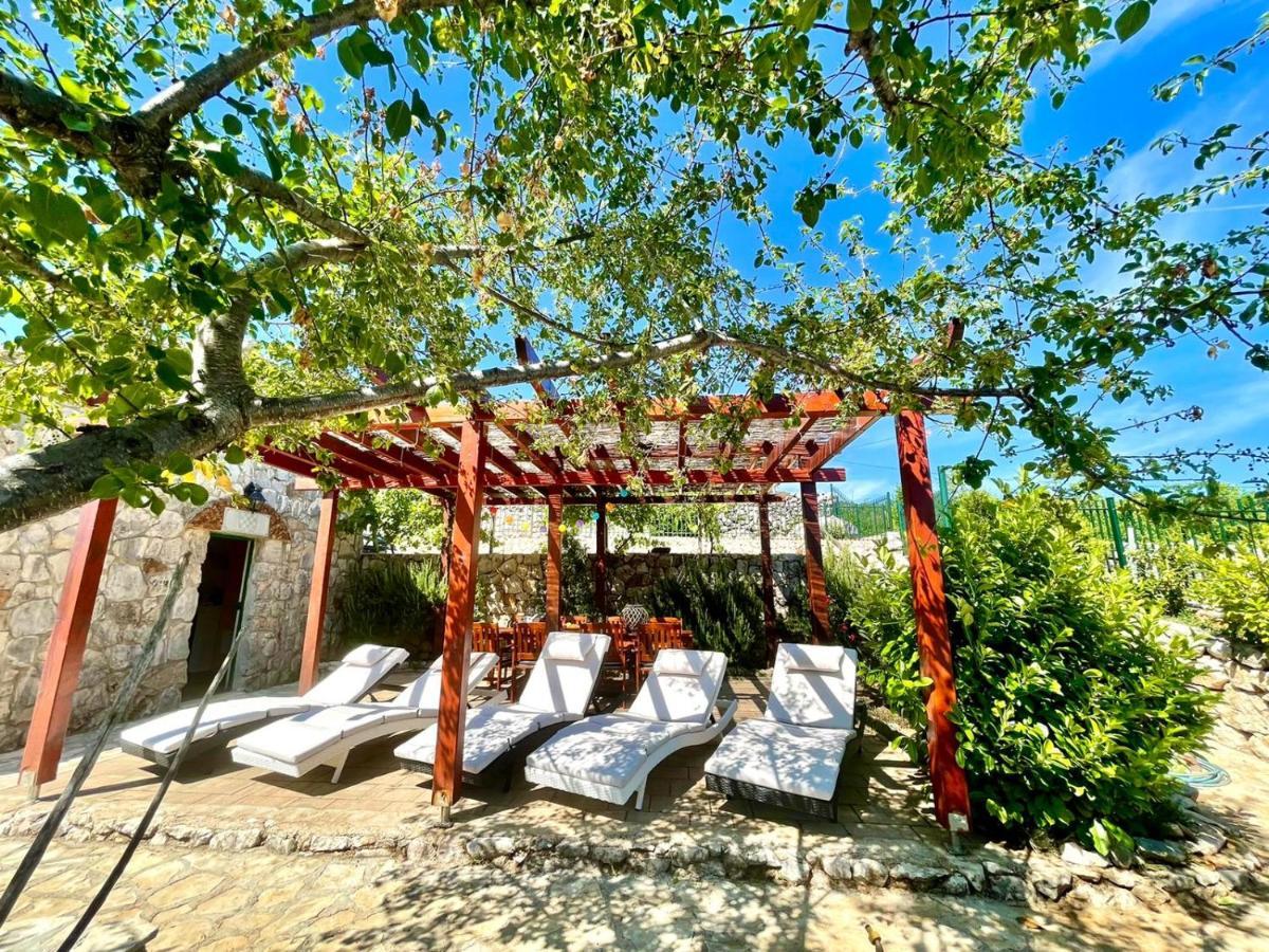 Villa Sagosde With Swimming Pool And Mini Golf Zagvozd Esterno foto