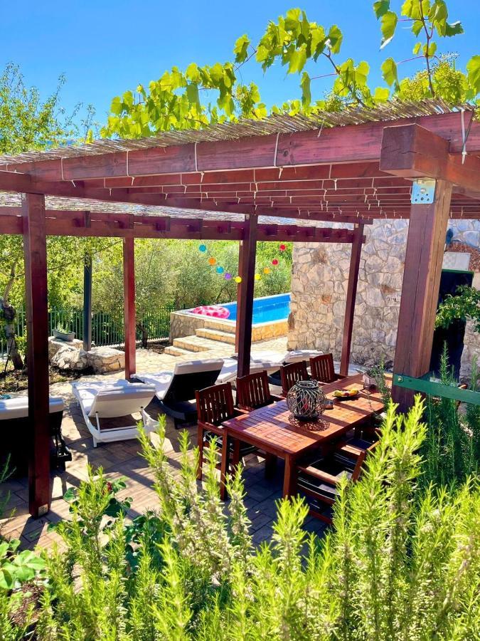 Villa Sagosde With Swimming Pool And Mini Golf Zagvozd Esterno foto