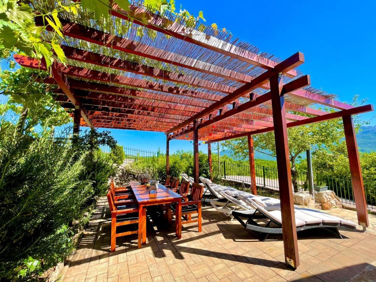 Villa Sagosde With Swimming Pool And Mini Golf Zagvozd Esterno foto