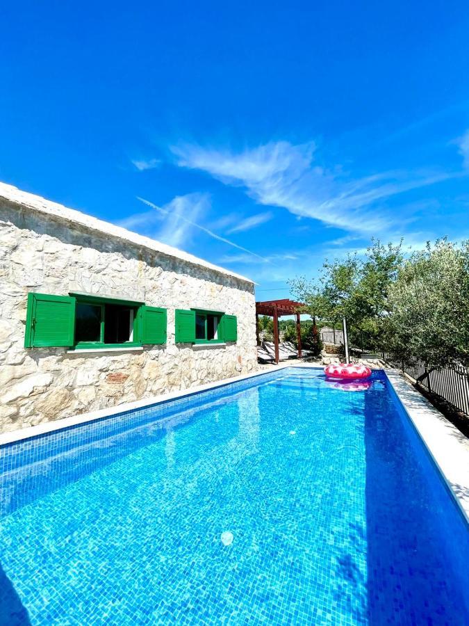 Villa Sagosde With Swimming Pool And Mini Golf Zagvozd Esterno foto