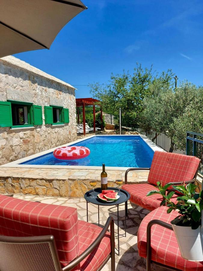 Villa Sagosde With Swimming Pool And Mini Golf Zagvozd Esterno foto