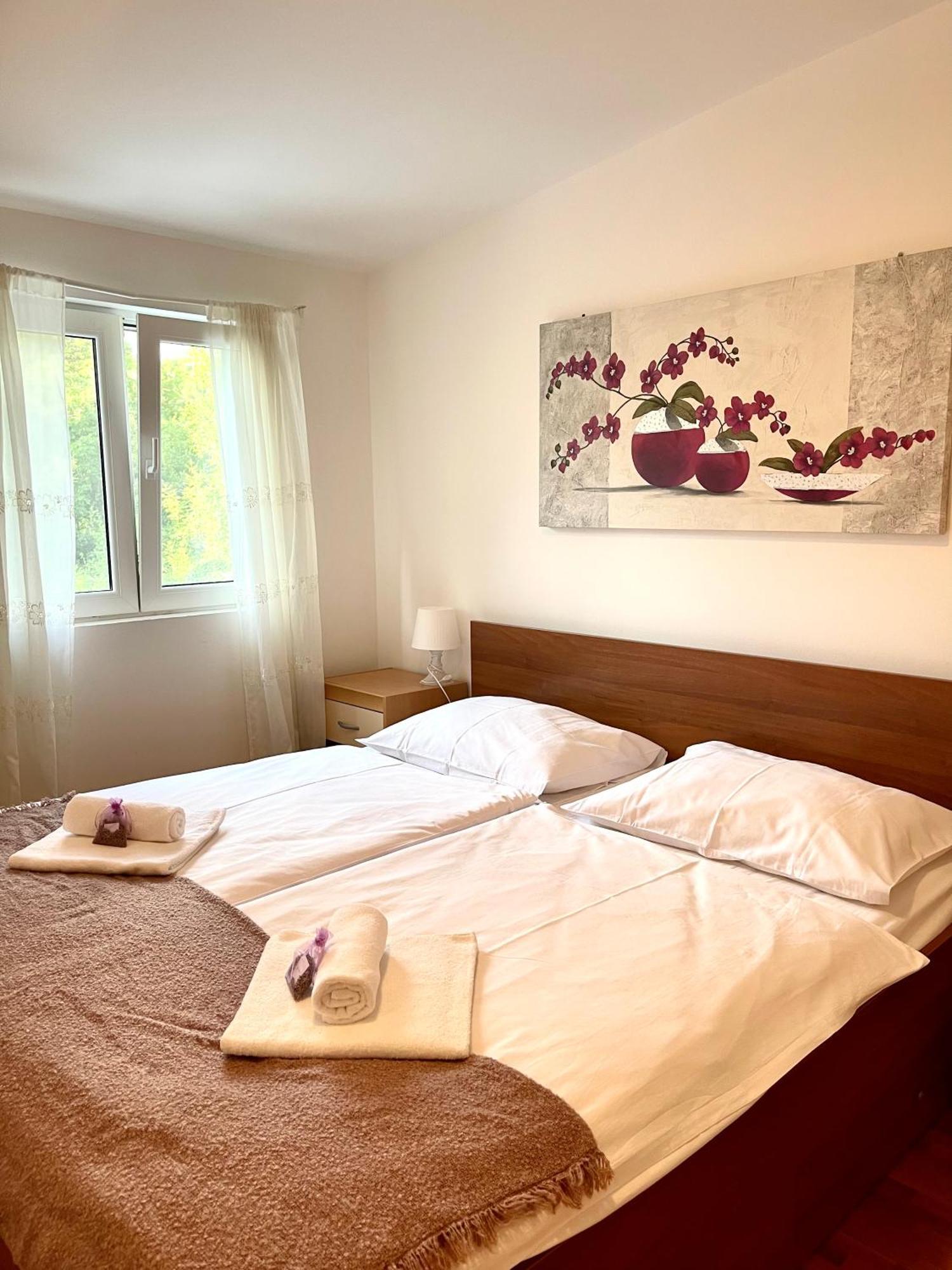 Villa Sagosde With Swimming Pool And Mini Golf Zagvozd Esterno foto