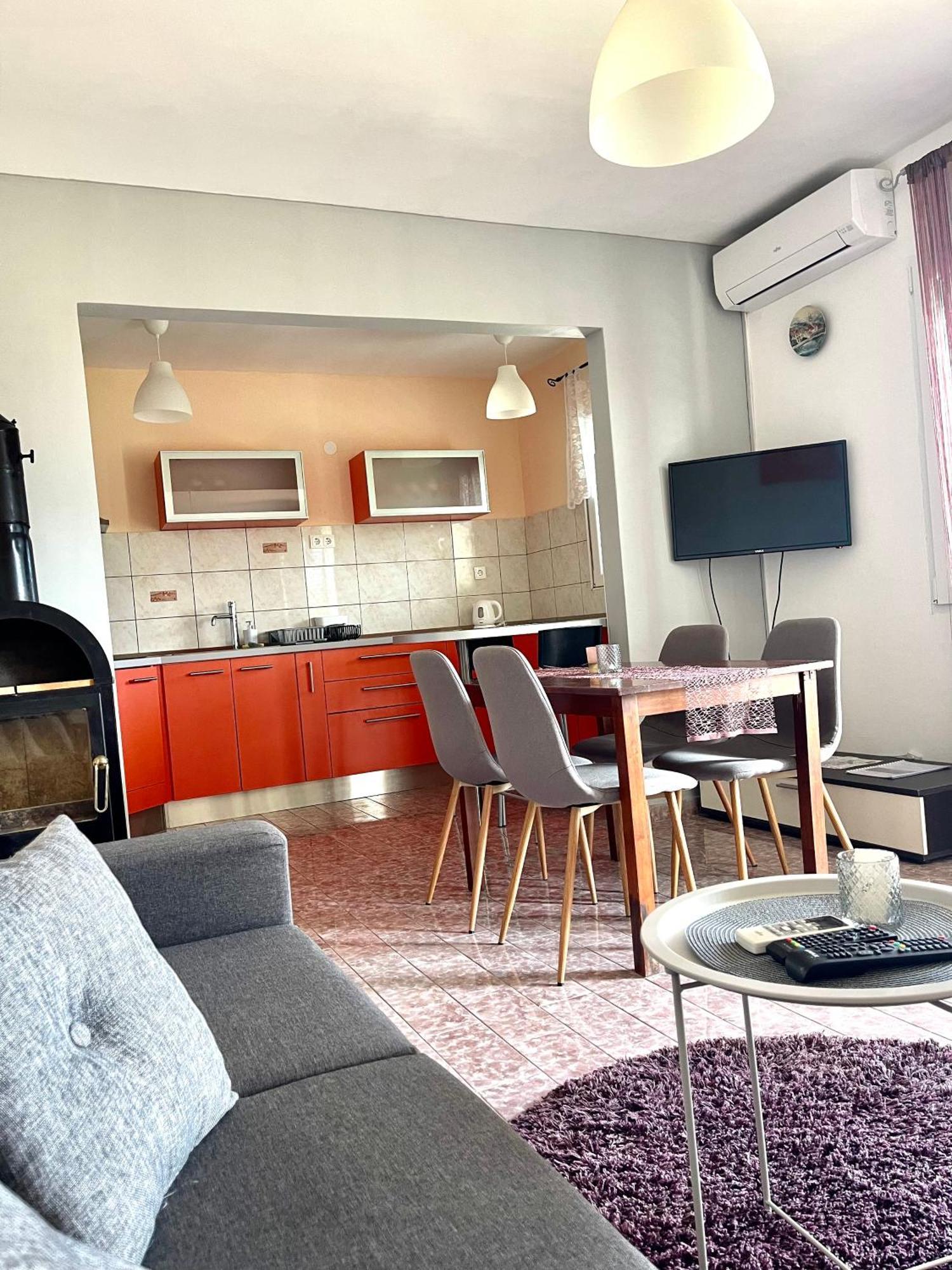 Villa Sagosde With Swimming Pool And Mini Golf Zagvozd Esterno foto