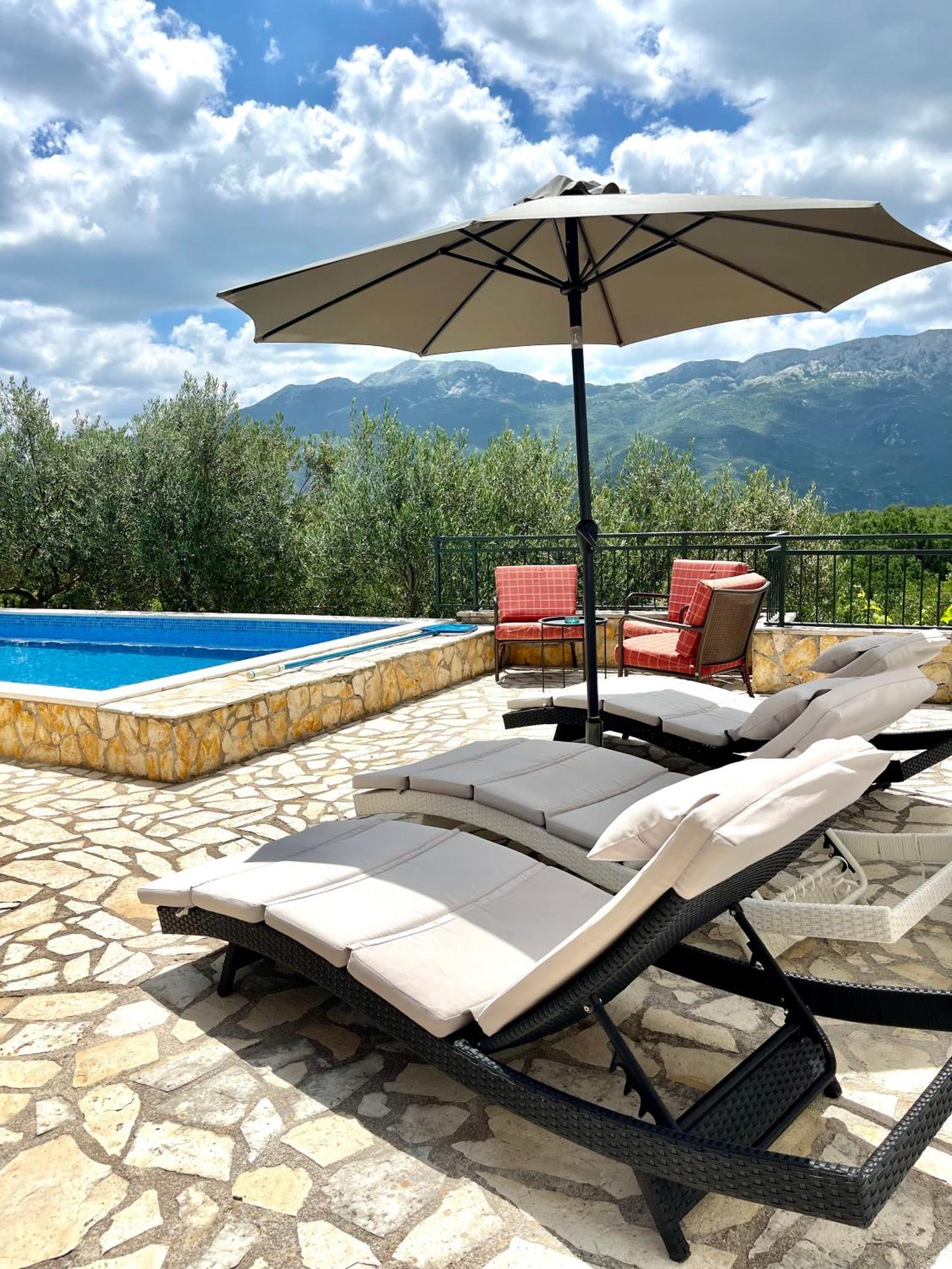 Villa Sagosde With Swimming Pool And Mini Golf Zagvozd Esterno foto